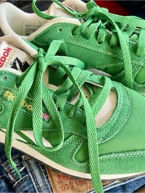Men’s Reebok Green Suede & Mesh Lace-Up Sneakers with Gold Logo. Size 7.